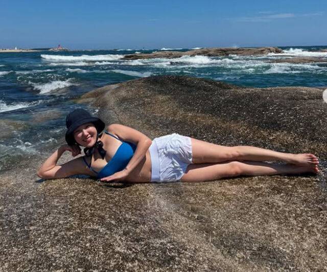 이은지가 파란색 비키니를 입고 바닷가 한가운데 누워 있다. / 이은지 소셜미디어