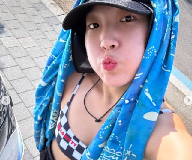 이은지가 바닷가에서 비키니 몸매를 뽐내고 있다. / 이은지 소셜미디어