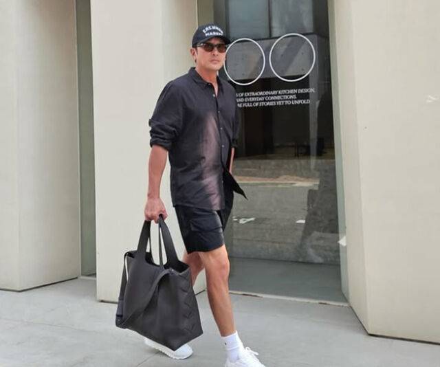 하정우가 깔끔한 패션을 뽐내며 거리를 걷고 있다. / 하정우 소셜미디어