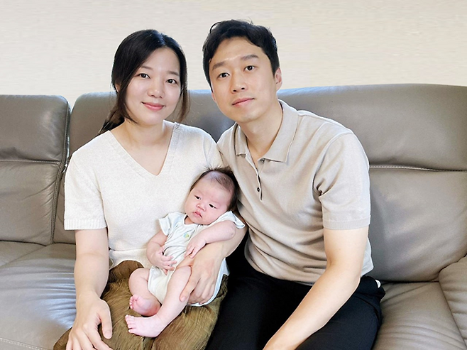 100번째 한화그룹 육아동행지원금을 받은 원소라 아워홈 책임(왼쪽) 가족. [한화그룹 제공]