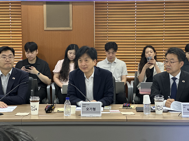 29일 거래소와 민주당 ‘코스피5000특별위원회’는 서울 여의도에서 자본시장 제도개선을 위한 현장 간담회를 개최했다. 오기형(가운데) 민주당 ‘코스피5000특위’ 위원장이 간담회에서 참석자들의 발언을 듣고 있다. 신주희 기자