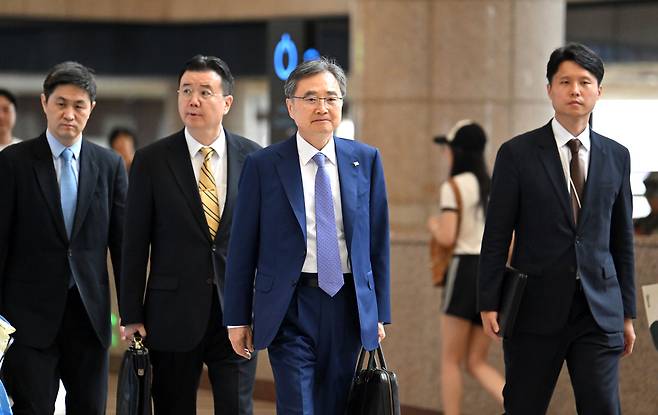 조현(오른쪽 두 번째) 외교부 장관이 29일 서울 김포국제공항 국제선에서 일본으로 출국하고 있다. 조 장관은 이날 일본 도쿄에서 이와야 다케시 외무상과 한일 외교장관회담을 가질 예정이다. 임세준 기자
