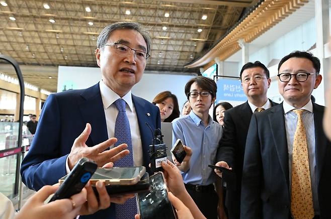 조현 외교부 장관이 29일 서울 김포국제공항 국제선에서 일본으로 출국하며 취재진의 질의에 답변하고 있다. 조 장관은 이날 일본 도쿄에서 이와야 다케시 외무상과 한일 외교장관회담을 가질 예정이다. 임세준 기자