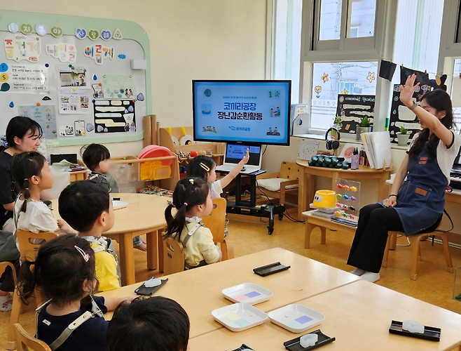 정부가 학부모들의 경제적 부담을 해소하기 위해 만 5세 유아 무상교육을 실현한다. 사진은 어린이집에서 활동하는 어린이의 모습. [헤럴드경제 DB]