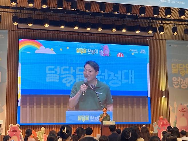 오세훈 서울시장이 덜 달달 원정대 출범을 축하하고 있다. 손인규 기자