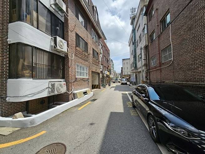 경매에 나왔던 자양동의 한 반지하 물건. [지지옥션 제공]