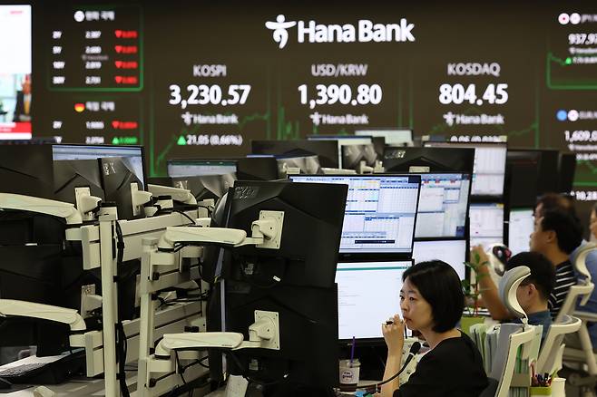 코스피가 전장보다 21.05포인트(0.66%) 오른 3,230.57에 장을 종료한 29일 서울 하나은행 본점 딜링룸에서 딜러들이 업무를 보고 있다. 이날 코스피는 닷새 연속 올라 3230대로 올라서며 4년 만에 최고치를 기록했다. [연합]