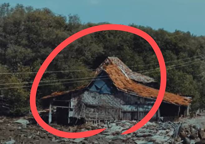인도네시아 자와 틍아주 데막군 한 해안가 마을의 집이 부서져 있다.[그린피스 제공]