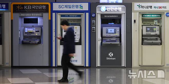 [서울=뉴시스] 이영환 기자 = 25일 서울의 한 건물에 설치된 국내 은행의 ATM 기계가 보이고 있다. 금융감독원이 이날 공개한 2025년 2월 말 국내은행의 원화대출 연체율 현황(잠정, 1개월 이상 원리금 연체 기준)에 따르면 연체율이 0.58%로 잠정 집계됐으며 2018년 11월(0.60) 이후 6년 3개뭘 만의 최고치다. 2025.04.25. 20hwan@newsis.com