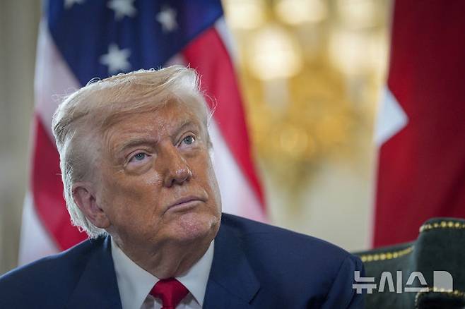 [턴베리=AP/뉴시스]도널드 트럼프 미국 대통령이 28일(현지 시간) 스코틀랜드 턴베리에 있는 자신의 골프 클럽에서 키어 스타머 영국총리와 회담하기 앞서 취재진 질문을 듣고 있다. 2025.07.28.