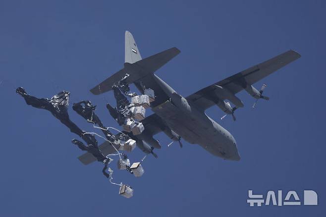 [가자시티=AP/뉴시스] 가자봉쇄로 아사 직전인 팔레스타인 주민들을 위한 국제사회의 인도적 지원 물품이  7월27일 가자지구 가자시티 상공에서 공중 투하되고 있다. 네덜란드의  스호프총리는 28일 이스라엘에게 가자 봉쇄를 풀고 지상 구호품 반입을 약속했던 것을 이행하라고 강력히 촉구했다.  2025.07.29.