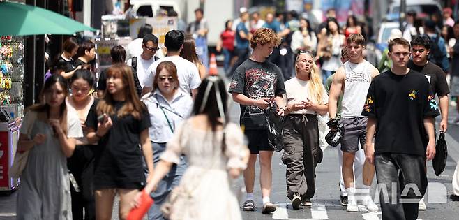 [서울=뉴시스] 김선웅 기자 = 서울 명동거리에서 외국인 관광객들이 오가고 있다. 2025.06.19. mangusta@newsis.com