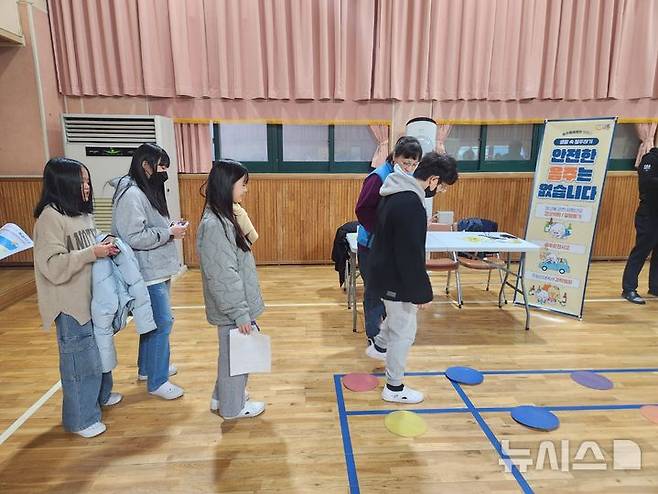 [시흥=뉴시스] 시흥시는 학생들을 대상으로 음주고글 체험과 함께  및 흡연 예방 교육을 진행했다