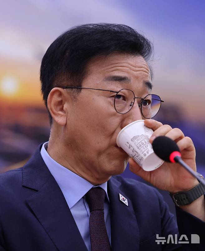[서울=뉴시스] 김명년 기자 = 김윤덕 국토교통부 장관 후보자가 29일 오전 서울 여의도 국회 국토교통위원회에서 열린 인사청문회에서 물을 마시고 있다. 2025.07.29. kmn@newsis.com