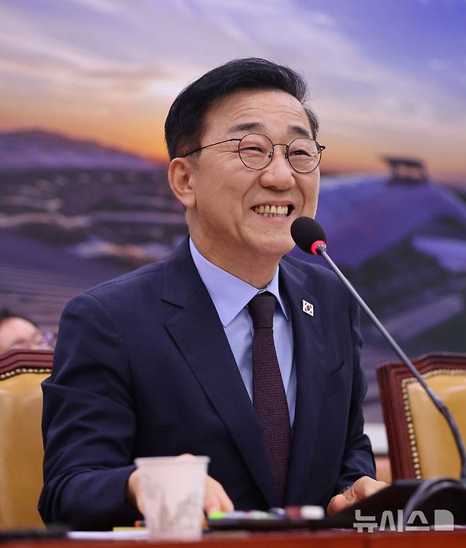 [서울=뉴시스] 김명년 기자 = 김윤덕 국토교통부 장관 후보자가 29일 오전 서울 여의도 국회 국토교통위원회에서 열린 인사청문회에서 의원 질의에 답하던 중 미소짓고 있다. 2025.07.29. kmn@newsis.com