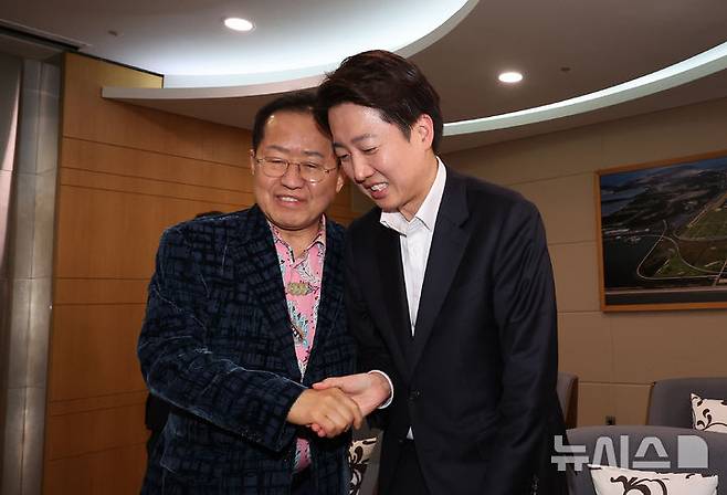 [인천공항=뉴시스] 이영환 기자 = 홍준표 전 대구시장이 올해 5월10일 오후 인천국제공항 제1여객터미널에서 미국 출국을 앞두고 배웅온 이준석 개혁신당 대선후보와 악수를 나누고 있다. 2025.05.10. 20hwan@newsis.com