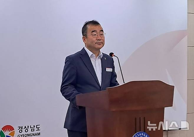 [창원=뉴시스]홍정명 기자=경남도 박일동 문화체육국장이 29일 오후 도청 프레스센터에서 프로야구단 NC다이노스 홈구장인 창원NC파크 및 마산야구장 시설 개선 등 지원 방안에 대해 브리핑하고 있다.2025.07.29. hjm@newsis.com