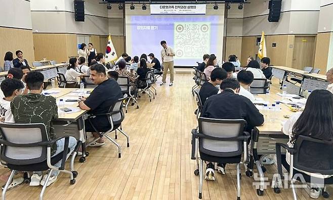 [김포=뉴시스] 정일형 기자 = 이주배경청소년 대상 입시설명회. (사진=김포시 제공)