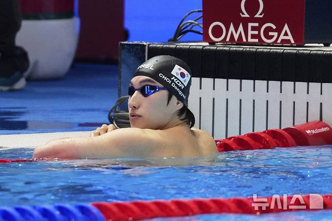 [싱가포르=AP/뉴시스] 최동열이 29일(현지 시간) 싱가포르 스포츠 허브 아쿠아틱 센터에서 열린 2025 세계수영연맹(WA) 세계선수권대회 남자 평영 50m 예선 경기를 마친 후 기록을 확인하고 있다. 최동열은 27초73의 기록으로 준결승에 올랐다. 2025.07.29.