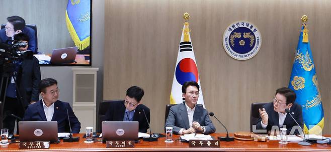 [서울=뉴시스] 최동준 기자 = 이재명 대통령이 29일 서울 용산 대통령실 청사에서 열린 국무회의에서 참석자들과 중대재해 반복 발생 근절 대책 관련 토론을 하고 있다. (대통령실통신사진기자단) 2025.07.29. photocdj@newsis.com