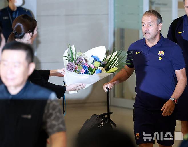 [인천공항=뉴시스] 이영환 기자 = 한지 플릭 FC 바르셀로나 감독이 29일 오후 인천국제공항 제2여객터미널을 통해 입국하고 있다.FC 바르셀로나는 31일 FC 서울, 다음달 4일 대구FC와 경기를 치른다. 2025.07.29. 20hwan@newsis.com