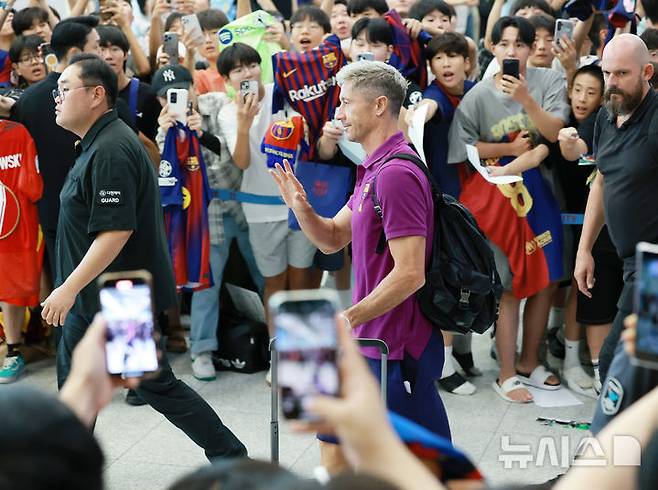[인천공항=뉴시스] 이영환 기자 =  FC 바르셀로나 로베르트 레반도프스키가 29일 오후 인천국제공항 제2여객터미널을 통해 입국하고 있다.FC 바르셀로나는 31일 FC 서울, 다음달 4일 대구FC와 경기를 치른다. 2025.07.29. 20hwan@newsis.com