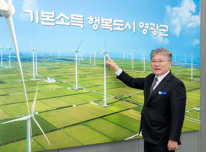 [영광=뉴시스] 장세일 전남 영광군수가 재생에너지 발전 이익공유제를 기반으로 한 전군민 기본소득제 도입을 홍보하고 있다. (사진=영광군 제공) 2025.07.29. photo@newsis.com *재판매 및 DB 금지