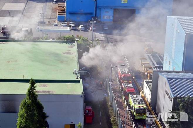 [영암=뉴시스] 이현행 기자 = 29일 오전 전남 영암군 대불일반산업단지 HD현대삼호 내 1호사 변전소에서 불이 나 소방당국이 진화 작업을 벌이고 있다. 불은 전날 오후 11시22분께 발생했다. 이 불로 인명피해는 없는 것으로 파악됐지만 전력 공급이 끊겨 당분간 조업 차질이 예상된다. 2025.07.29. lhh@newsis.com