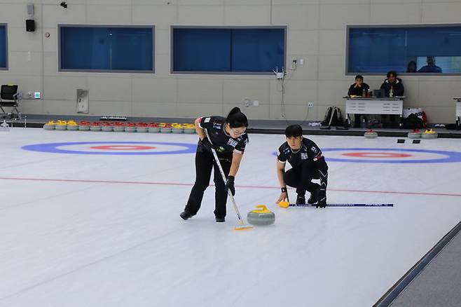 [서울=뉴시스] 2025~2026시즌 컬링 믹스더블 국가대표로 선발된 김선영과 정영석. (사진 = 대한컬링연맹 제공) *재판매 및 DB 금지