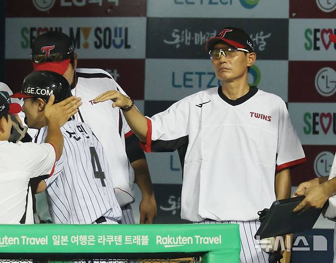 [서울=뉴시스] 김진아 기자 = 29일 서울 송파구 잠실야구장에서 열린 2025 KBO리그 kt wiz와 LG 트윈스의 경기, 5회말 1사 2루 문성주 1타점 적시타 때 홈으로 들어온 신민재를 염경엽 감독이 격려하고 있다. 2025.07.29. bluesoda@newsis.com