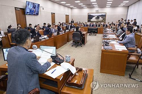 국회 농해수위, '농수산가격안정제 도입' 농안법과 양곡법 처리 (서울=연합뉴스) 황광모 기자 = 29일 국회에서 열린 농림축산식품해양수산위 전체 회의에서 여야 의원들이 '농수산가격안정제 도입'을 핵심으로 하는 농안법과 양곡법을 처리하고 있다. 2025.7.29 hkmpooh@yna.co.kr