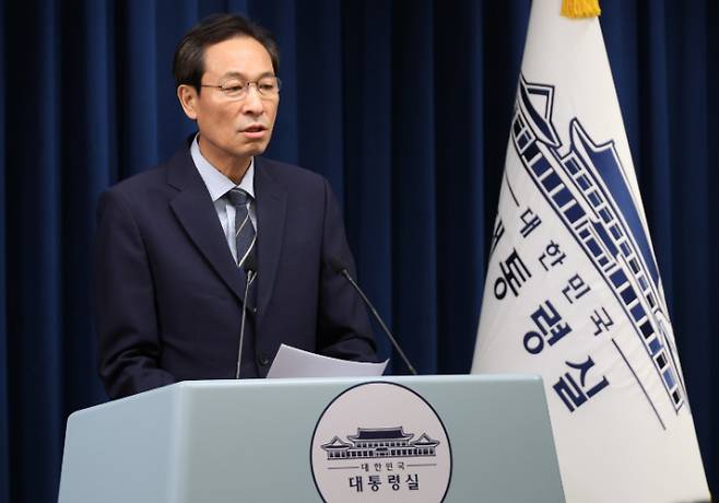 우상호 정무수석이 지난 28일 용산 대통령실에서 '제21대 대통령 국민임명식' 관련 브리핑을 하는 모습. 연합뉴스