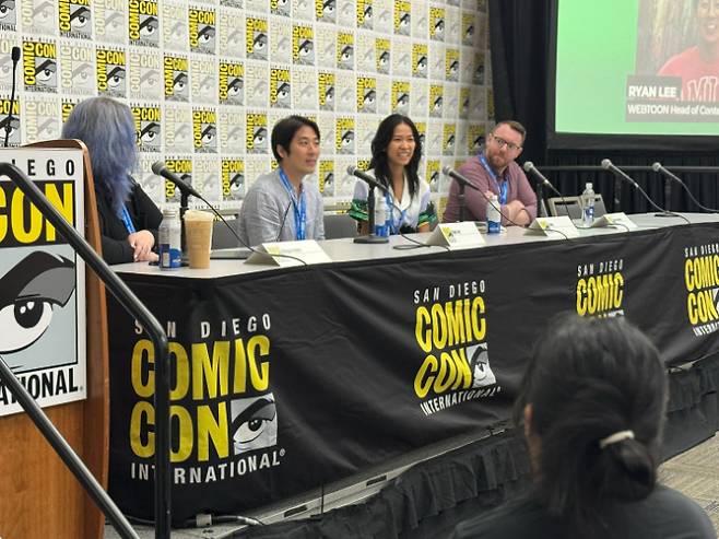 SDCC 2025  '전지적 독자 시점' 패널 현장. 왼쪽부터 메건 피터스(Screen Rant 애니메이션 에디터), 이명훈(웹툰 엔터테인먼트 US 콘텐츠 리드), 비 마(213 Pictures & Media 마케팅 부사장), 마일스 아서턴(White Box Entertainment CEO 겸 창립자). 네이버웹툰 제공