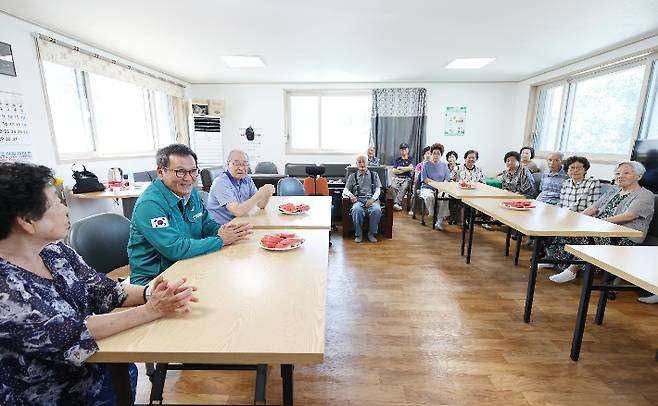 김홍규 강릉시장은 29일 교동 강일경로당을 방문해 어르신들의 무더위쉼터 이용 현황을 점검하고 의견을 청취했다. 강릉시 제공