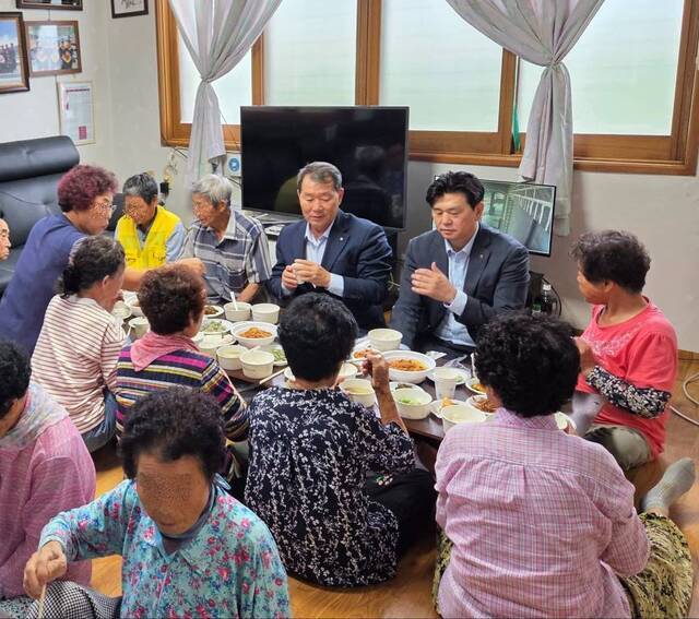 강대익 농협 식품R&D연구소장(맨뒷줄 오른쪽 두번째부터)과 강동구 경북 상주농협 조합장이 경로당에서 고령친화형 간편조리식 제품을 시식하며 농촌 주민들에게 의견을 듣고 있다. 농협경제지주