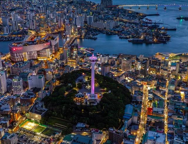 별바다 부산 나이트 페스타의 주 무대인 용두산공원 일대 야경. 부산관광공사