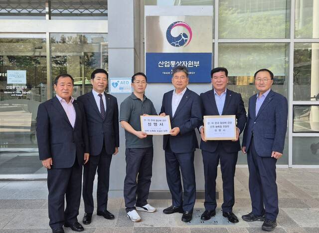 전국 농축협 조합장 일동은 29일 한·미 관세협상 조건으로 거론되는 ‘농축산물 추가 개방’에 대해 강력 반대하는 내용을 담은 성명서를 발표했다. 같은 날 주요 농산물 품목을 대표하는 조합장 5명은 산업통상자원부와 농림축산식품부에 성명서를 전달했다. 왼쪽부터 이은승 충남 세종공주축협 조합장(충남축협운영협의장), 이보형 충남 홍성 광천농협 조합장(농협벼전국협의회장), 김정식 산자부 미주통상관 사무관, 문병완 전남 보성농협 조합장(농협RPC전국협의회장), 이덕우 경기 남양주축협 조합장(축산발전협의회장), 신화범 경남 거창 북부농협 조합장(사과전국협의회 부회장).