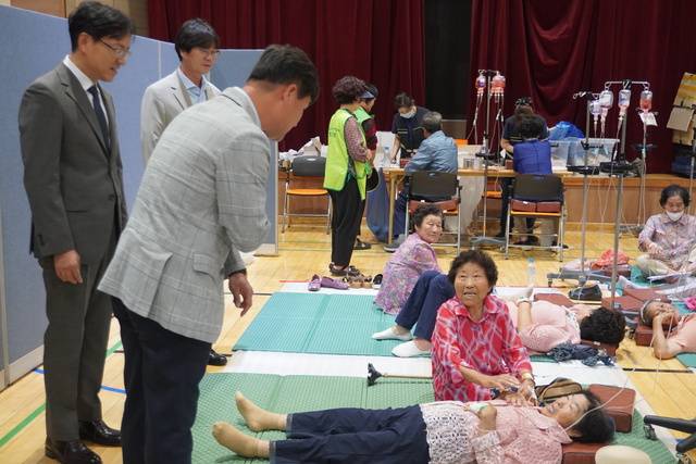 전남농협본부(본부장 이광일)과 신안 임자농협(조합장 진완산)이 29일 신안군 임자중·고등학교 체육관에서 지역민 300여명에게 한방, 치과 진료, 장수사진 촬영 등 통합 복지 행사 ‘해피버스(BUS)데이’를 열었다.