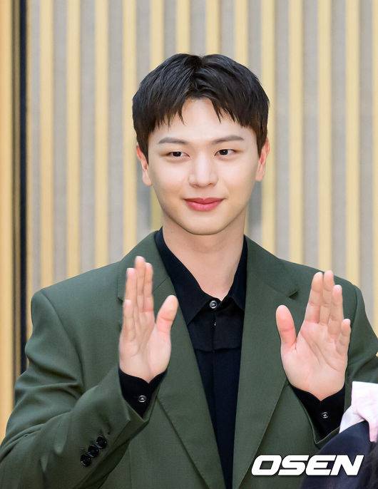 [OSEN=이대선 기자] 17일 오후 서울 목동 SBS에서 SBS&nbsp;새 금토드라마&nbsp;‘귀궁’ 제작발표회가 열렸다.‘보물섬’&nbsp;후속으로 방송되는&nbsp;SBS&nbsp;새 금토드라마&nbsp;‘귀궁’은&nbsp;영매의 운명을 거부하는 무녀 여리와 여리의 첫사랑 윤갑의 몸에 갇힌 이무기 강철이가 왕가에 원한을 품은 팔척귀에 맞닥뜨리며 몸과 혼이 단단히 꼬여버리는 육신 쟁탈 판타지 로코. 배우 육성재가 행사장으로 입장하고 있다. 2025.04.17 /sunday@osen.co.kr