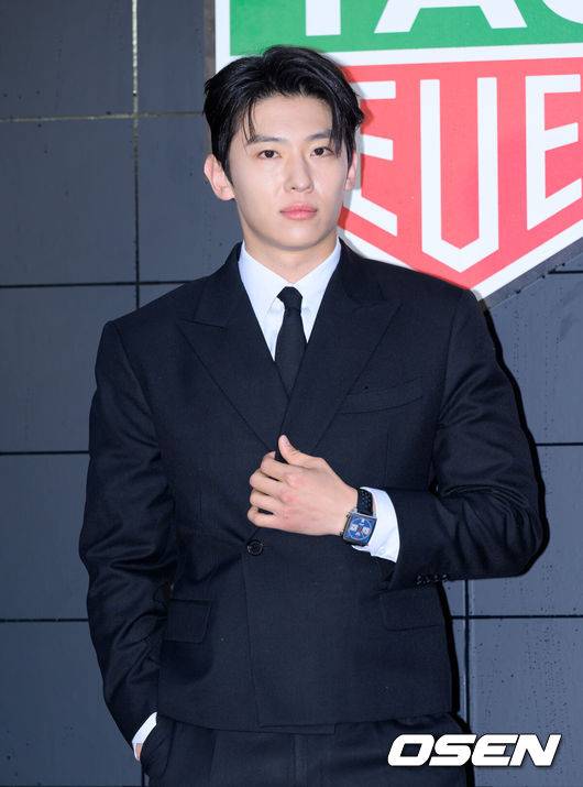[OSEN=이대선 기자] 25일 오후 서울 문화비축기지에서 스위스 럭셔리 워치메이커의 갈라 디너 이벤트가 열렸다.이날 행사에는 에이티즈 산, 배우 박민영, 배우 한효주, 배우 박형식, 방송인 덱스, 방송인 송해나, 모델 최현준, 배우 이호정, 전 야구선수 추신수, 축구선수 황희찬, 전 스피드스케이팅 선수 이상화, 전 스켈레톤 선수 윤성빈, 전 체조선수 손연재, 스노우보드 월드챔피온 이채운, 근대 5종 선수 전웅태 등이 참석해 자리를 빛냈다.방송인 덱스가 포토타임을 가지고 있다. 2025.06.25 /sunday@osen.co.kr
