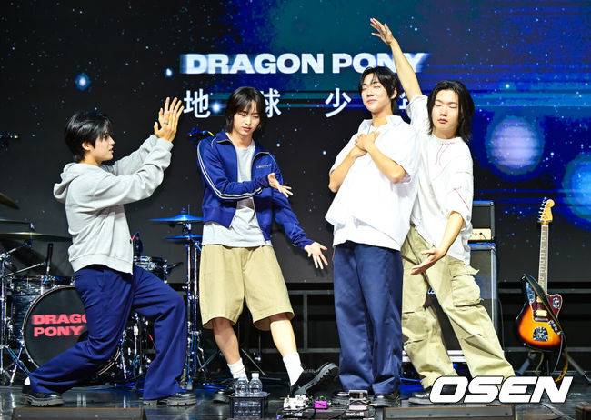 [OSEN=박준형 기자] 29일 오후 서울 서대문구 예스24 원더로크홀에서 밴드그룹 드래곤포니(Dragon Pony) 디지털 싱글 ‘지구소년’ 발매 쇼케이스가 진행됐다.‘지구소년’은 신호를 잃고 궤도를 벗어나 우주를 떠도는 비행선처럼, 방황하는 청춘의 내면을 담아낸 곡으로 드래곤포니가 그간 단독 콘서트와 페스티벌 무대를 통해 선공개한 곡이다. 이후 팬들의 정식 음원 발매 요청이 쏟아졌고, 드래곤포니는 팬들의 뜨거운 성원에 보답하고자 ‘지구소년’의 발매를 전격 결정했다.&nbsp;생일 맞은 드래곤포니 멤버 고강훈이 멤버들의 축하속 포즈를 취하고 있다.   2025.07.29 / soul1014@osen.co.kr