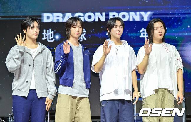 [OSEN=박준형 기자] 29일 오후 서울 서대문구 예스24 원더로크홀에서 밴드그룹 드래곤포니(Dragon Pony) 디지털 싱글 ‘지구소년’ 발매 쇼케이스가 진행됐다.‘지구소년’은 신호를 잃고 궤도를 벗어나 우주를 떠도는 비행선처럼, 방황하는 청춘의 내면을 담아낸 곡으로 드래곤포니가 그간 단독 콘서트와 페스티벌 무대를 통해 선공개한 곡이다. 이후 팬들의 정식 음원 발매 요청이 쏟아졌고, 드래곤포니는 팬들의 뜨거운 성원에 보답하고자 ‘지구소년’의 발매를 전격 결정했다.&nbsp;드래곤포니가 포즈를 취하고 있다.   2025.07.29 / soul1014@osen.co.kr