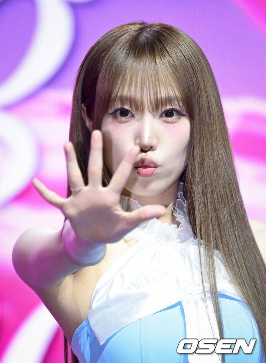 [OSEN=조은정 기자]최예나의 네 번째 미니앨범 ‘Blooming Wings(블루밍 윙스)’ 발매 기념 쇼케이스가 29일 오후 서울 용산구 블루스퀘어 SOL트래블홀에서 열렸다.이번 앨범의 타이틀곡 ‘착하다는 말이 제일 싫어’는 화려한 스트링과 악기들이 한여름 불꽃놀이처럼 펼쳐지는 곡이다. 최예나가 작사에 참여했고, 사랑하는 사람에게 그저 착하고 좋은 사람이 되고 싶었던 순수한 마음과 이별 후의 아픔, 사랑하며 겪는 모든 감정을 “착하다는 말이 제일 싫어”라는 한 마디에 함축해 듣는 이에게 여운과 공감을 전한다.최예나가 포즈를 취하고 있다. 2025.07.29 /cej@osen.co.kr