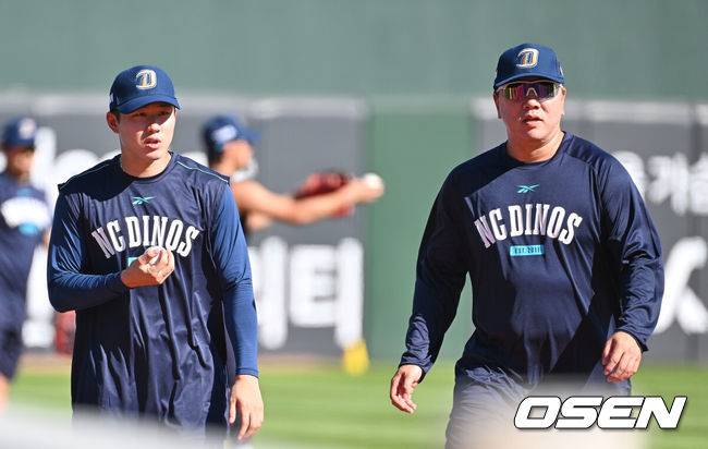 [OSEN=부산, 이석우 기자] 29일 부산 사직야구장에서 2025 신한 SOL 뱅크 KBO 리그 롯데 자이언츠와 NC 다이노스의 경기가 열린다. 홈팀 롯데는 박세웅이, 방문팀 NC는 로건이 선발 출전한다.KIA에서 NC로 트레이드된 최원준(왼쪽)과 이우성이 훈련을 하고 있다. 2025.07.29 / foto0307@osen.co.kr