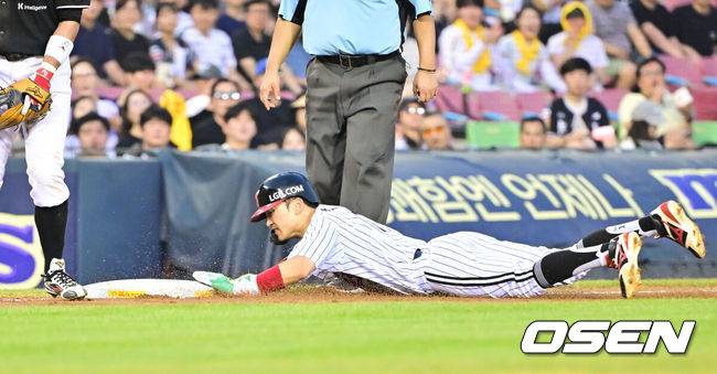 [OSEN=잠실, 박준형 기자]  29일 오후 서울 잠실구장에서 ‘2025 신한 SOL BANK KBO리그’ LG 트윈스와 KT 위즈의 경기가 진행됐다.이날 경기에서 LG는 치리노스를, KT는 오원석을 선발투수로 내세웠다.   3회말 2사 2루 LG 신민재의 타석때 박해민 2루 주자가 3루 도루 성공하고 있다. 2025.07.29 / soul1014@osen.co.kr