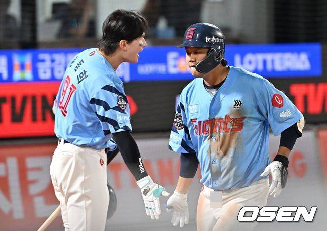 [OSEN=부산, 이석우 기자]롯데 자이언츠 손호영이 6회말 무사 1루 좌월 2점 홈런을 치고 윤동희와 하이파이브를 하고 있다. 2025.07.29 / foto0307@osen.co.kr