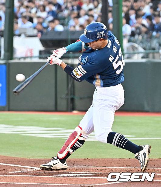 [OSEN=부산, 이석우 기자] 29일 부산 사직야구장에서 2025 신한 SOL 뱅크 KBO 리그 롯데 자이언츠와 NC 다이노스의 경기가 열렸다. 홈팀 롯데는 박세웅이, 방문팀 NC는 로건이 선발 출전했다.NC 다이노스 최원준이 1회초 힘찬 타격을 하고 있다. 2025.07.29 / foto0307@osen.co.kr