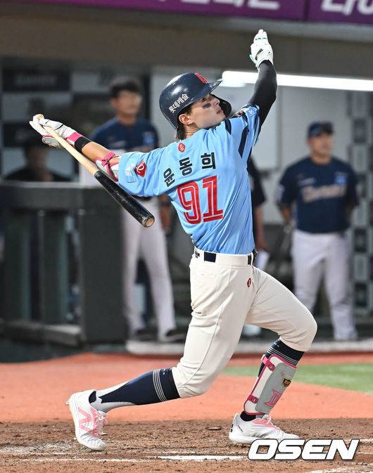 [OSEN=부산, 이석우 기자] 29일 부산 사직야구장에서 2025 신한 SOL 뱅크 KBO 리그 롯데 자이언츠와 NC 다이노스의 경기가 열렸다. 홈팀 롯데는 박세웅이, 방문팀 NC는 로건이 선발 출전했다.롯데 자이언츠 윤동희가 4회말 1사 3루 1타점 우익수 희생 플라이볼을 치고 있다. 2025.07.29 / foto0307@osen.co.kr