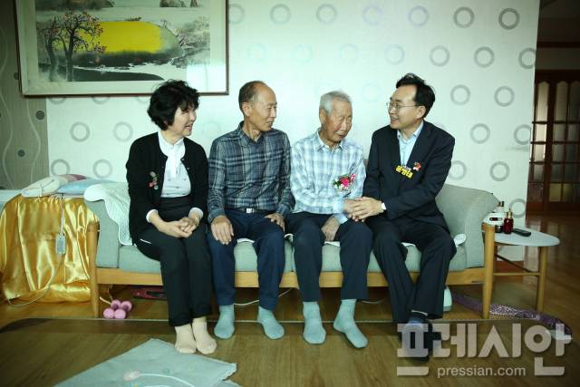 ▲윤병태 나주시장이 제53회 어버이날을 기념해 최장수 어르신을 찾아 안부를 살폈다ⓒ나주시