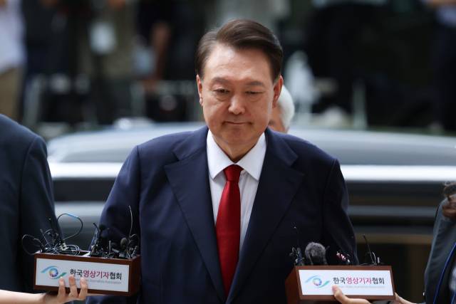 ▲12·3 비상계엄과 관련해 특검의 수사를 받는 윤석열 전 대통령이 9일 서울 서초구 서울중앙지법에서 열린 영장실질심사에 취재진의 질문을 받으며 출석하고 있다. ⓒ연합뉴스